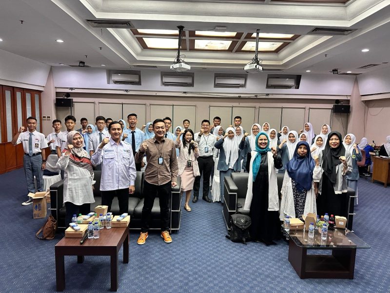 bank bjb berkomitmen untuk terus memperluas literasi keuangan, termasuk pada generasi muda. Paling baru, bank bjb Cabang Cianjur mengadakan kegiatan Bankers Cilik WideScreen bersama SMKN 1 Cianjur bertempat di ruang rapat Gede Pangrango bank bjb Cabang Cianjur. Foto: bank bjb untuk INIKEPRI.COM 