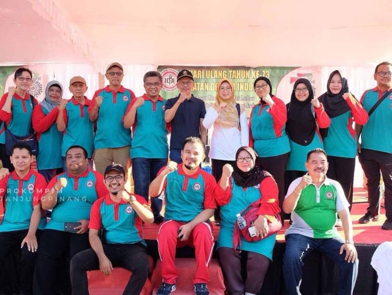 Penjabat (Pj.) Wali Kota Tanjungpinang, Hasan, S.Sos hadir pada kegiatan senam sehat bersama Persatuan Diabetes Indonesia (Persadia) dan masyarakat sempena peringatan Hari Ulang Tahun Ikatan Dokter Indonesia (IDI) Ke-73, di halaman Terminal Sei Carang, Minggu (29/10/2023). Foto: Humprofoto Tanjungpinang 