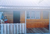 Salah seorang warga yang merasakan program bedah rumah dari anggota DPR RI dari Partai Golkar Dapil Kepulauan Riau Cen Sui Lan. Foto: Istimewa 