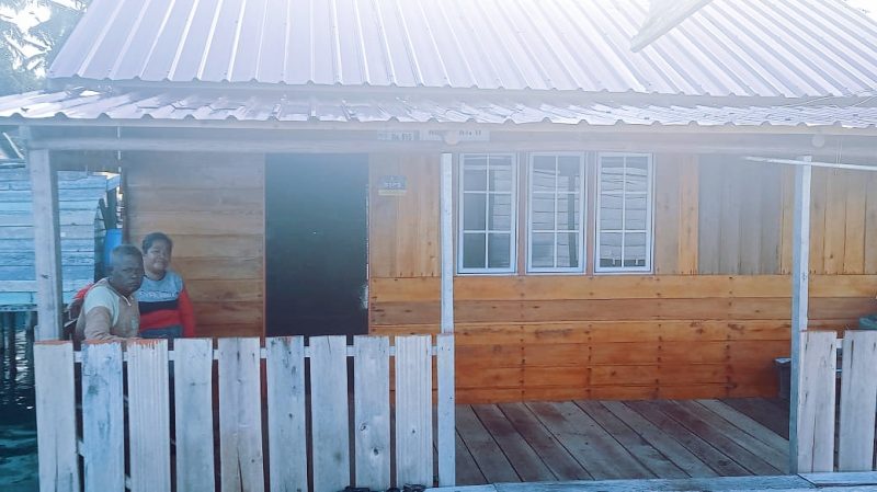 Salah seorang warga yang merasakan program bedah rumah dari anggota DPR RI dari Partai Golkar Dapil Kepulauan Riau Cen Sui Lan. Foto: Istimewa 
