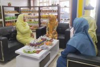 Dalam rangka menggiatkan promosi industri kecil dan menengah (IKM), Ketua Dewan Kerajinan Nasional Daerah (Dekranasda) Kota Tanjungpinang Ranny Gusfita Sari, A.Md,Keb, menyambut kedatangan rombongan Ikatan Adhyaksa Dharmakarini Kota Tanjungpinang, Jum'at (17/11/2023). Foto: Diskominfo Tanjungpinang
