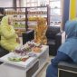 Dalam rangka menggiatkan promosi industri kecil dan menengah (IKM), Ketua Dewan Kerajinan Nasional Daerah (Dekranasda) Kota Tanjungpinang Ranny Gusfita Sari, A.Md,Keb, menyambut kedatangan rombongan Ikatan Adhyaksa Dharmakarini Kota Tanjungpinang, Jum'at (17/11/2023). Foto: Diskominfo Tanjungpinang 
