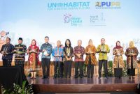 Menteri Pekerjaan Umum dan Perumahan Rakyat (PUPR), Basuki Hadimuljono menyerahkan penghargaan kepada Pemerintah Kabupaten/Kota yang telah berkomitmen melakukan peningkatan permukiman perkotaan sehingga berdampak terhadap pertumbuhan ekonomi lokal dan ketangguhan sosial. Penghargaan diterima oleh Sekretaris Daerah Kota Tanjungpinang, Zulhidayat, S. Hut, pada acara puncak peringatan Hari Habitat Dunia dan Hari Kota Dunia (HHD-HKD) tahun 2023, di auditorium Kementerian PUPR, Senin (30/10/2023). Foto: Humprofoto Tanjungpinang 