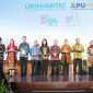 Menteri Pekerjaan Umum dan Perumahan Rakyat (PUPR), Basuki Hadimuljono menyerahkan penghargaan kepada Pemerintah Kabupaten/Kota yang telah berkomitmen melakukan peningkatan permukiman perkotaan sehingga berdampak terhadap pertumbuhan ekonomi lokal dan ketangguhan sosial. Penghargaan diterima oleh Sekretaris Daerah Kota Tanjungpinang, Zulhidayat, S. Hut, pada acara puncak peringatan Hari Habitat Dunia dan Hari Kota Dunia (HHD-HKD) tahun 2023, di auditorium Kementerian PUPR, Senin (30/10/2023). Foto: Humprofoto Tanjungpinang 