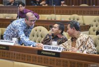 Ketua KPU Hasyim Asy'ari (kiri) menjabat tangan Ketua Dewan Kehormatan Penyelenggara Pemilu (DKPP) Heddy Lugito (kanan) dan Plh. Dirjen Politik dan PUM Kemendagri Togap Simangunsong (tengah) sebelum rapat dengar pendapat (RDP) dengan Komisi II DPR dan Bawaslu di kompleks Parlemen, Jakarta, Selasa (31/10/2023). Foto: ANTARA/Aditya Pradana Putra/hp.