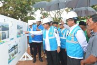 Gubernur Kepulauan Riau Ansar Ahmad meresmikan Pembangkit Listrik Tenaga Surya (PLTS) serta Bantuan Pasang Baru Listrik (BPBL) di Pulau Panjang, Kota Batam, Rabu (1/11/2023). Foto: Diskominfo Kepri 