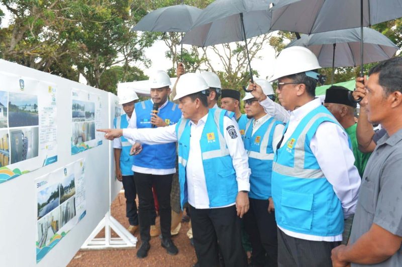Gubernur Kepulauan Riau Ansar Ahmad meresmikan Pembangkit Listrik Tenaga Surya (PLTS) serta Bantuan Pasang Baru Listrik (BPBL) di Pulau Panjang, Kota Batam, Rabu (1/11/2023). Foto: Diskominfo Kepri