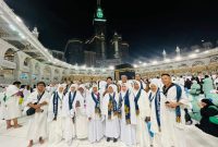 Jamaah Umroh Tanur Muthmainnah Travel Cabang Batam setelah melaksanakan Towaf di Ka'bah. Foto: INIKEPRI.COM 