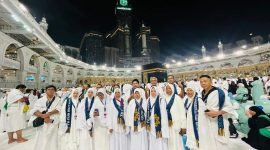 Jamaah Umroh Tanur Muthmainnah Travel Cabang Batam setelah melaksanakan Towaf di Ka'bah. Foto: INIKEPRI.COM 