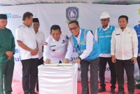MoU antara Gubernur Ansar dengan General Manager PT. PLN (Persero) Unit Induk Wilayah Riau dan Kepulauan Riau Agung Murdifi disela-sela peresmian PLTS dan BPBL di Pulau Panjang, Batam, Rabu (1/11/2023) kemarin. Foto: Diskominfo Kepri 