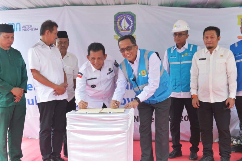 MoU antara Gubernur Ansar dengan General Manager PT. PLN (Persero) Unit Induk Wilayah Riau dan Kepulauan Riau Agung Murdifi disela-sela peresmian PLTS dan BPBL di Pulau Panjang, Batam, Rabu (1/11/2023) kemarin. Foto: Diskominfo Kepri 