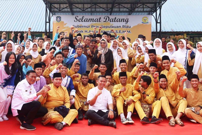 Gubernur Kepulauan Riau Ansar Ahmad bersama Ketua TP-PKK Kepri Dewi Kumalasari Ansar bersilaturahmi bersama keluarga besar SMAN 1 Toapaya dan SMKN 1 Gunung Kijang yang dipusatkan di SMAN 1 Toapaya, Bintan, Jum'at (3/11/2023). Foto: Diskominfo Kepri 