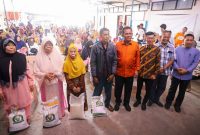 Gubernur Kepulauan Riau Ansar Ahmad bersama Pj. Walikota Tanjungpinang Hasan menyerahkan bantuan Cadangan Beras Pemerintah (CBP) Tahap II Termin 3 Tahun 2023 di dua lokasi yakni di Kantor Kelurahan Tanjung Unggat dan Kantor Pos Km. 3, Kecamatan Bukit Bestari, Tanjungpinang, Sabtu (4/11/2023). Foto: Diskominfo Kepri 