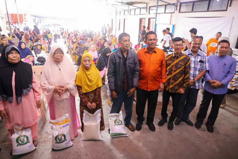 Gubernur Kepulauan Riau Ansar Ahmad bersama Pj. Walikota Tanjungpinang Hasan menyerahkan bantuan Cadangan Beras Pemerintah (CBP) Tahap II Termin 3 Tahun 2023 di dua lokasi yakni di Kantor Kelurahan Tanjung Unggat dan Kantor Pos Km. 3, Kecamatan Bukit Bestari, Tanjungpinang, Sabtu (4/11/2023). Foto: Diskominfo Kepri 