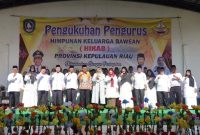 Gubernur Kepulauan Riau Ansar Ahmad mengukuhkan Pengurus Himpunan Keluarga Bawean (HIKAB) Provinsi Kepri di Taman Kota Kijang, Bintan, Minggu (5/11/2023). Foto: Diskominfo Kepri 
