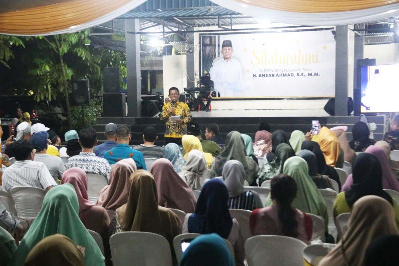 Gubernur Kepulauan Riau Ansar Ahmad bersilaturahmi dengan masyarakat Perumahan Marcelia, Kota Batam, Minggu (5/11/2023) malam. Foto: Diskominfo Kepri 