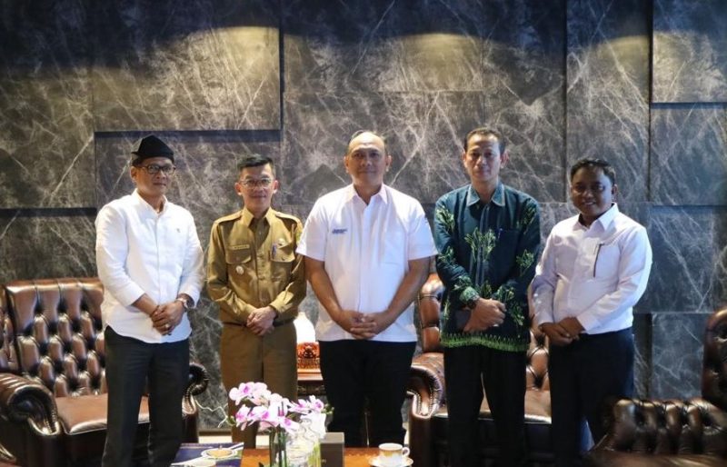 Penjabat (Pj) Wali Kota Tanjungpinang Hasan S. Sos melaksanakan kunjungan kerja menemui Bappenas, juga Kementerian Komunikasi dan Informatika (Kemenkominfo), di Jakarta, Senin (6/11/2023). Foto: Diskominfo Tanjungpinang 