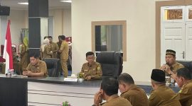 Penjabat (Pj.) Wali Kota Tanjungpinang, Hasan, S.Sos., pimpin rapat koordinasi Perangkat Daerah bulan November. Rapat dilaksanakan di Aula Sultan Sulaiman Badrul Alamsyah, Kantor Wali Kota, Selasa (7/11). Foto: Diskominfo Tanjungpinang 