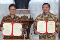 Kemenkes dan TNI menyepakati kerja sama bidang Kesehatan yang tertuang dalam MOU yang ditandatangani oleh Menkes Budi Gunadi Sadikin dan Panglima TNI Yudo Margono. Foto: Kemenkes