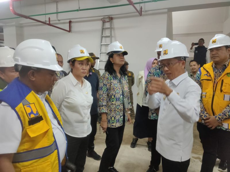 Penjabat (Pj) Wali Kota Tanjungpinang Hasan, S.Sos, bersama Direktur Jenderal (Dirjen) Cipta Karya, Kementerian Pekerjaan Umum dan Perumahan Rakyat (KemenPUPR) Dina Kusumastuti dan Anggota Dewan Perwakilan Rakyat (DPR) Cen Sui Lan meninjau progres pembangunan Pasar Baru Tanjungpinang, Rabu (8/11/2023). Foto: Diskominfo Tanjungpinang
