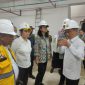 Penjabat (Pj) Wali Kota Tanjungpinang Hasan, S.Sos, bersama Direktur Jenderal (Dirjen) Cipta Karya, Kementerian Pekerjaan Umum dan Perumahan Rakyat (KemenPUPR) Dina Kusumastuti dan Anggota Dewan Perwakilan Rakyat (DPR) Cen Sui Lan meninjau progres pembangunan Pasar Baru Tanjungpinang, Rabu (8/11/2023). Foto: Diskominfo Tanjungpinang 
