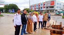 Anggota DPR RI dari Partai Golkar Dapil Kepulauan Riau Cen Sui Lan meninjau secara langsung kondisi Jalan DI Panjaitan Batu Sembilan, Kota Tanjungpinang, pada Senin (6/11/2023) lalu.  Foto: Istimewa 