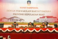 Gubernur Kepulauan Riau Ansar Ahmad diwakili Sekretaris Daerah Adi Prihantara menghadiri Rapat Paripurna DPRD Provinsi Kepulauan Riau di Balairung Wan Seri Beni Dompak, Rabu (8/11/2023). Foto: Diskominfo Kepri 