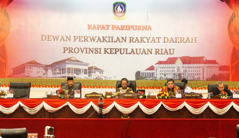 Gubernur Kepulauan Riau Ansar Ahmad diwakili Sekretaris Daerah Adi Prihantara menghadiri Rapat Paripurna DPRD Provinsi Kepulauan Riau di Balairung Wan Seri Beni Dompak, Rabu (8/11/2023). Foto: Diskominfo Kepri 