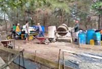 Warga Desa Mensanak-Lingga turut mengerjakan pembangunan jalan di Desa Mensanak, Kabupaten Lingga lewat program PISEW dari aspirasi Cen Sui Lan Anggota Komisi V DPR RI. Foto: Dok. CSL 