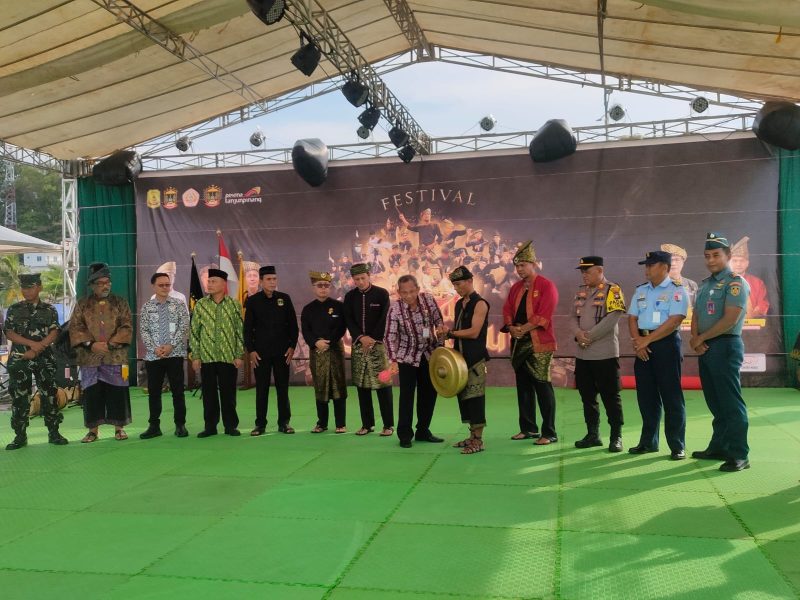 Dinas Kebudayaan dan Pariwisata (Disbudpar) Kota Tanjungpinang berkolaborasi dengan Lembaga Adat Melayu (LAM) menggelar Festival Silat Serumpun 2023, di laman Tugu Sirih, Kawasan Gurindam 12, Tanjungpinang, Kepulauan Riau (Kepri), Kamis (9/11/2023). Foto: Diskominfo Tanjungpinang 