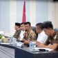 Pemerintah Kota (Pemko) Tanjungpinang terus memperkuat komitmen dalam peningkatan tata kelola perusahaan daerah dengan menggelar sosialisasi pencegahan korupsi di Badan Usaha Milik Daerah (BUMD). Kegiatan ini dibuka Penjabat (Pj.) Wali Kota Tanjungpinang, Hasan, S.Sos, di aula Sultan Sulaiman Badrul Alamsyah, kantor Wali Kota Tanjungpinang, Kepualauan Riau (Kepri), Kamis (9/11/2023). Foto: Diskominfo Tanjungpinang 
