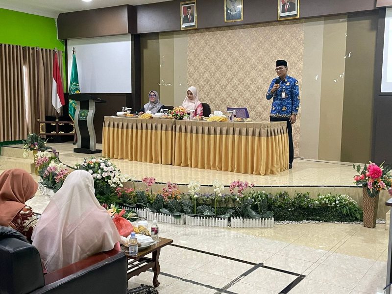 Kepala Dinas Komunikasi dan Informatika (Diskominfo) kota Tanjungpinang, Teguh Susanto, ST, hadir dan menjadi narasumber dalam Pertemuan Rutin Dharma Wanita Persatuan (DWP) di Aula Kantor Kementerian Agama kota Tanjungpinang, Jum’at (10/11/2023). Foto: Diskominfo Tanjungpinang 