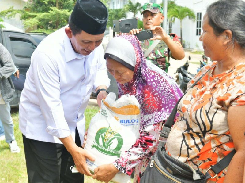 Gubernur Kepri Ansar Ahmad kembali menyerahkan Bantuan Pangan Cadangan Beras Pemerintah (CPP) Tahap II Bulan November Tahun 2023 untuk Kota Batam. Foto: Diskominfo Kepri
