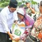 Gubernur Kepri Ansar Ahmad kembali menyerahkan Bantuan Pangan Cadangan Beras Pemerintah (CPP) Tahap II Bulan November Tahun 2023 untuk Kota Batam. Foto: Diskominfo Kepri 