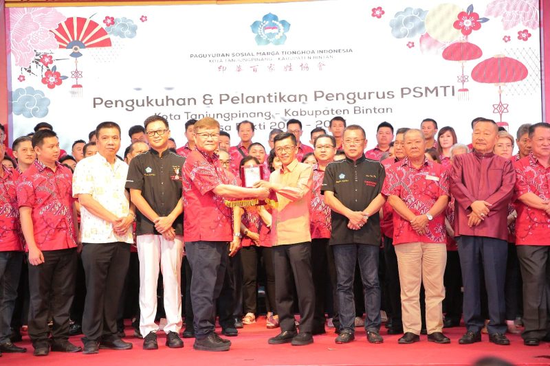 Penjabat (Pj) Wali Kota Tanjungpinang Hasan, S.Sos menghadiri pelantikan pengurus Paguyuban Sosial Marga Tionghoa Indonesia (PSMTI) Kota Tanjungpinang dan Kabupaten Bintan periode 2023-2027 di Mega Ballroom Hotel CK, Sabtu (11/11/2023) malam. Foto: Diskominfo Tanjungpinang
