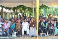 Gubernur Kepulauan Riau Ansar Ahmad menyerahkan bantuan pangan cadangan beras pemerintah tahap II tahun 2023 untuk warga Kecamatan Sekupang di KCP Pos Sekupang, Kota Batam, Sabtu (11/11/2023). Foto: Diskominfo Kepri 