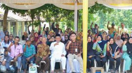 Gubernur Kepulauan Riau Ansar Ahmad menyerahkan bantuan pangan cadangan beras pemerintah tahap II tahun 2023 untuk warga Kecamatan Sekupang di KCP Pos Sekupang, Kota Batam, Sabtu (11/11/2023). Foto: Diskominfo Kepri 