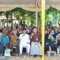 Gubernur Kepulauan Riau Ansar Ahmad menyerahkan bantuan pangan cadangan beras pemerintah tahap II tahun 2023 untuk warga Kecamatan Sekupang di KCP Pos Sekupang, Kota Batam, Sabtu (11/11/2023). Foto: Diskominfo Kepri 