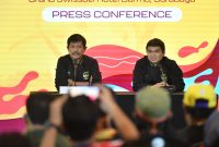 Direktur Teknik Persatuan Sepak Bola Seluruh Indonesia (PSSI), Indra Sjafrie (kiri) dalam konferensi pers di Information Center, Grand Swis-Bell Hotel Darmo, Surabaya, Sabtu (11/11/2023)/Foto: InfoPublik/Amiri Yandi