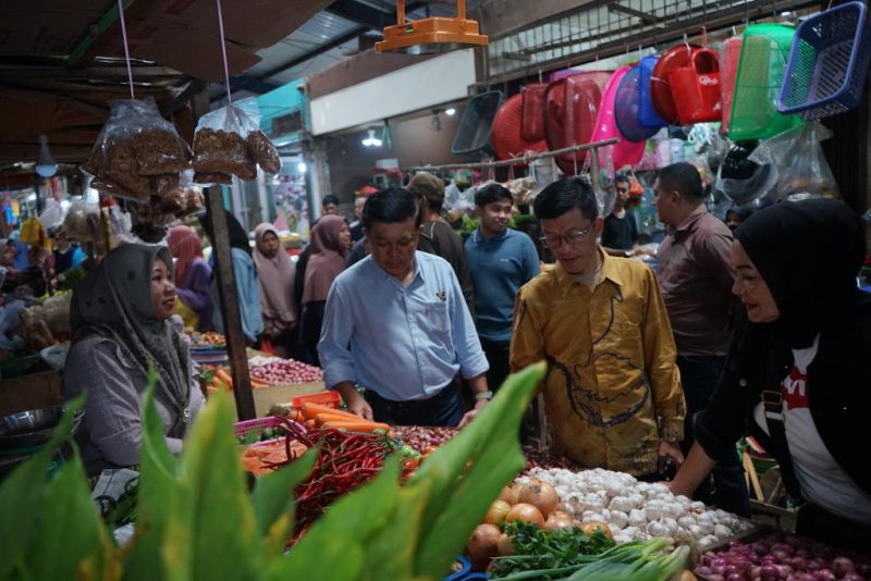 Penjabat (Pj.) Wali Kota Tanjungpinang, Hasan, S.Sos, dan pejabat terkait, termasuk Kepala Dinas Perdagangan dan Perindustrian (Disdagin), serta Kepala Dinas Pertanian, Pangan, dan Perikanan (DP3), merespons cepat terhadap informasi kenaikan harga cabai hingga Rp110 ribu per kilogram. Foto: Diskominfo Tanjungpinang
