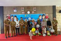 Kelurahan Sei Jang bersama Pemberdayaan Kesejahteraan Keluarga (PKK) berkolaborasi dengan PT Pegadaian Cabang Bukit Bestari menyerahkan bantuan makanan tambahan anak alami stunting di Aula Kantor Kelurahan Sei Jang, Senin (13/11/2023). Foto: Diskominfo Tanjungpinang 