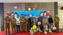 Kelurahan Sei Jang bersama Pemberdayaan Kesejahteraan Keluarga (PKK) berkolaborasi dengan PT Pegadaian Cabang Bukit Bestari menyerahkan bantuan makanan tambahan anak alami stunting di Aula Kantor Kelurahan Sei Jang, Senin (13/11/2023). Foto: Diskominfo Tanjungpinang 