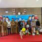 Kelurahan Sei Jang bersama Pemberdayaan Kesejahteraan Keluarga (PKK) berkolaborasi dengan PT Pegadaian Cabang Bukit Bestari menyerahkan bantuan makanan tambahan anak alami stunting di Aula Kantor Kelurahan Sei Jang, Senin (13/11/2023). Foto: Diskominfo Tanjungpinang 