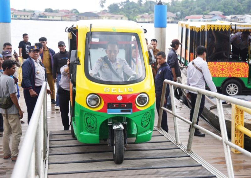 11 unit kendaraan listrik yang siap dioperasikan di Pulau bersejarah tersebut sebagai alat transportasi guna menggantikan becak montor (bentor) yang ada. Foto: Diskominfo Kepri 