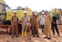 Gubernur Kepulauan Riau H. Ansar Ahmad didampingi Sekretaris Dinas PUPR Rodi Yantari kembali meninjau sejumlah proyek infrastruktur fisik dan jalan yang dibangun di Kabupaten Bintan menggunakan Anggaran 2023, pada Senin (13/11/2023). Foto: Diskominfo Kepri
