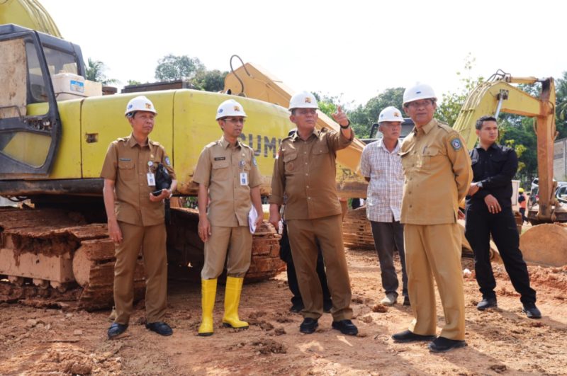 Gubernur Kepulauan Riau H. Ansar Ahmad didampingi Sekretaris Dinas PUPR Rodi Yantari kembali meninjau sejumlah proyek infrastruktur fisik dan jalan yang dibangun di Kabupaten Bintan menggunakan Anggaran 2023, pada Senin (13/11/2023). Foto: Diskominfo Kepri
