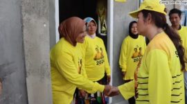 Cen Sui Lan Anggota Komisi V DPR RI Fraksi Golkar Dapil Kepri bersilaturahmi dengan warga penerima bantuan rehab rumah program BSPS dari dana aspirasi Cen Sui Lan. Foto: Istimewa 
