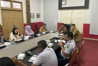 Pemerintah Kota Tanjungpinang melalui Bagian Pemerintahan melakukan rapat lanjutan Persiapan Titik Lokasi dan Pemasangan Alat Peraga Kampanye (APK) di ruang rapat Lt.2 kantor Wali Kota, Selasa (14/11/2023). Foto: Diskominfo Tanjungpinang
