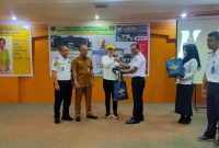 Cen Sui Lan Anggota Komisi V DPR RI Fraksi Golkar Dapil Kepri menyerahkan-perlengkapan dan tanda peserta saat pembukaan Diklat Pemberdayaan Masyarakat (DPM) tentang pelayaran dasar di Hotel Pelangi Tanjungpinang, Senin (13/11/2023). Foto: Diskominfo tanjungpinang