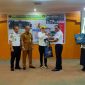 Cen Sui Lan Anggota Komisi V DPR RI Fraksi Golkar Dapil Kepri menyerahkan-perlengkapan dan tanda peserta saat pembukaan Diklat Pemberdayaan Masyarakat (DPM) tentang pelayaran dasar di Hotel Pelangi Tanjungpinang, Senin (13/11/2023). Foto: Diskominfo tanjungpinang